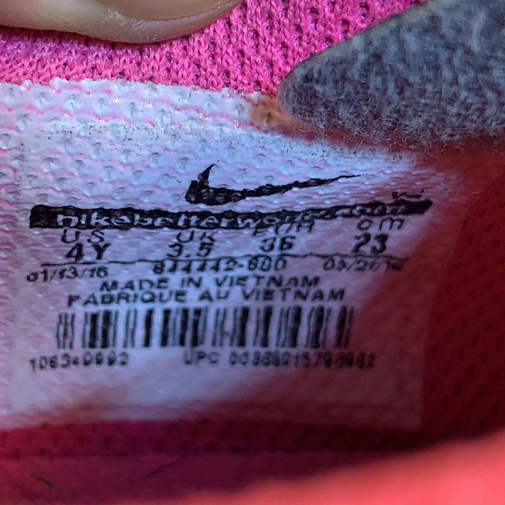 Nike soccer sneakers almost NEW